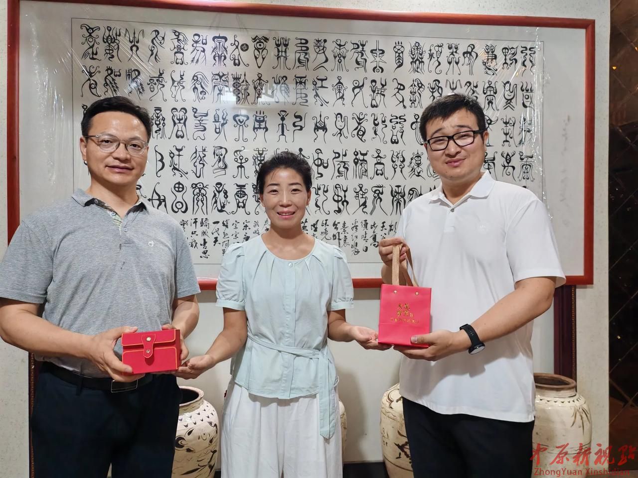 法國(guó)布雷斯特商學(xué)院代表團(tuán)到訪平頂山市汝瓷研究會(huì) 共探汝瓷文化國(guó)際傳播新路徑