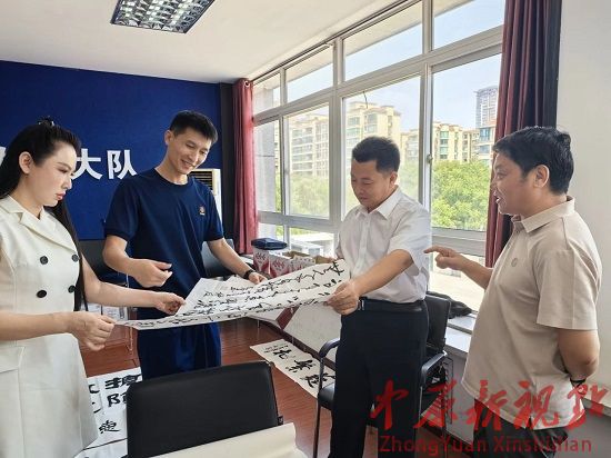 洛龍區(qū)書協(xié)慰問洛龍消防救援大隊(duì) 共迎“八一”